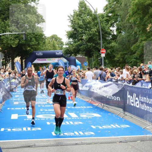 29.06.2025 - hella hamburg halbmarathon Zöllner http://msf.ph/oto/8204158 29.06.2025 10:48:14 Ziel 1914, 4711, 7599, 8916, 9544, 9626, 9638, 11211, 12685, 14192, 14814, 15590, 15629, 15973, 15981, 16094, 16269, 19127 meine-sportfotos.de