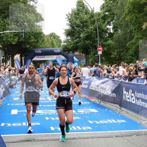 29.06.2025 - hella hamburg halbmarathon Zöllner http://msf.ph/oto/8204174 29.06.2025 10:48:15 Ziel 1914, 4711, 7599, 8916, 9544, 9626, 11211, 12685, 14192, 14797, 14814, 15590, 15629, 15973, 15981, 16094, 16269, 19127 meine-sportfotos.de