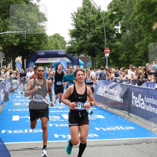29.06.2025 - hella hamburg halbmarathon Zöllner http://msf.ph/oto/8204231 29.06.2025 10:48:15 Ziel 1914, 4711, 7599, 8916, 9544, 9626, 11211, 12685, 14192, 14797, 14814, 15590, 15629, 15973, 15981, 16094, 16269, 19127 meine-sportfotos.de