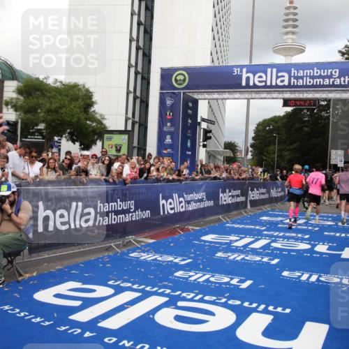 29.06.2025 - hella hamburg halbmarathon Michael Strokosch http://msf.ph/oto/8204238 29.06.2025 10:44:26 Ziel 1220, 1413, 1902, 4310, 4691, 5275, 7191, 9444, 12327, 12528, 16547, 16803, 16893, 18806 meine-sportfotos.de