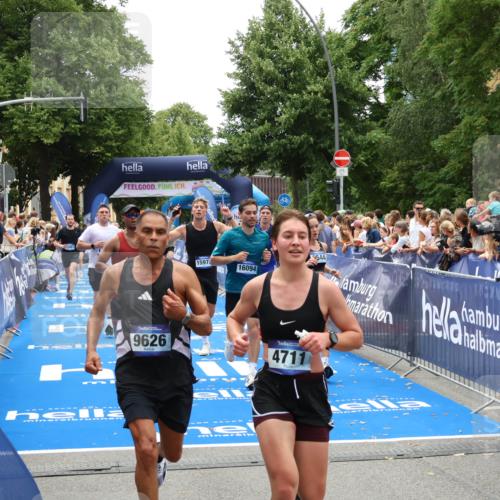29.06.2025 - hella hamburg halbmarathon Zöllner http://msf.ph/oto/8204242 29.06.2025 10:48:15 Ziel 1914, 4711, 7599, 8916, 9544, 9626, 11211, 12685, 14192, 14797, 14814, 15590, 15629, 15973, 15981, 16094, 16269, 19127 meine-sportfotos.de