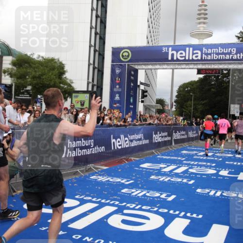 29.06.2025 - hella hamburg halbmarathon Michael Strokosch http://msf.ph/oto/8204290 29.06.2025 10:44:26 Ziel 1220, 1413, 1902, 4310, 4691, 5275, 7191, 9444, 12327, 12528, 16547, 16803, 16893, 18806 meine-sportfotos.de