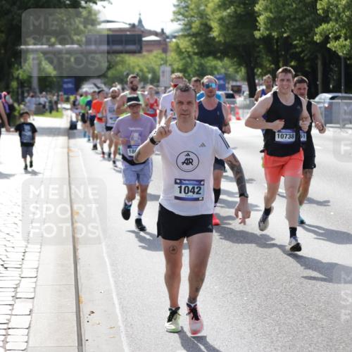29.06.2025 - hella hamburg halbmarathon Jannik Wohlers http://msf.ph/oto/8204301 29.06.2025 09:48:26 Lombardsbrücke 1042, 1571, 2262, 3547, 4062, 4359, 4381, 5003, 5124, 5307, 6993, 7152, 7154, 7310, 7482, 8002, 8121, 8571, 9643, 10190, 10738, 11106, 11177, 12044, 13137, 13372, 13940, 14820, 15161, 15303, 15382, 15744, 16201, 17078, 17612, 18004, 18259, 18384, 18614, 19004 meine-sportfotos.de