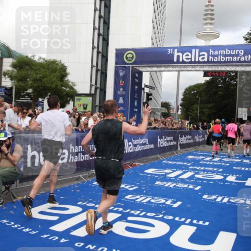 29.06.2025 - hella hamburg halbmarathon Michael Strokosch http://msf.ph/oto/8204307 29.06.2025 10:44:26 Ziel 1220, 1413, 1902, 4310, 4691, 5275, 7191, 9444, 12327, 12528, 16547, 16803, 16893, 18806 meine-sportfotos.de