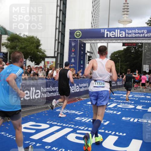 29.06.2025 - hella hamburg halbmarathon Michael Strokosch http://msf.ph/oto/8204325 29.06.2025 10:44:28 Ziel 1057, 1220, 1902, 4310, 4691, 7191, 12327, 12528, 14667, 16547, 16803, 17729, 18806 meine-sportfotos.de