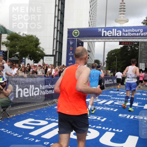 29.06.2025 - hella hamburg halbmarathon Michael Strokosch http://msf.ph/oto/8204389 29.06.2025 10:44:29 Ziel 1057, 1902, 4310, 4691, 7191, 8928, 12327, 12554, 14667, 16803, 17729, 18806 meine-sportfotos.de