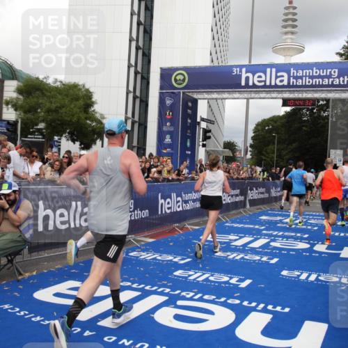 29.06.2025 - hella hamburg halbmarathon Michael Strokosch http://msf.ph/oto/8204418 29.06.2025 10:44:31 Ziel 1057, 1902, 4310, 4691, 7191, 7322, 8928, 12327, 12554, 14464, 14667, 16803, 17729, 18765, 18806 meine-sportfotos.de