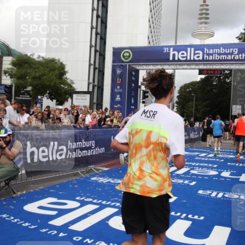 29.06.2025 - hella hamburg halbmarathon Michael Strokosch http://msf.ph/oto/8204430 29.06.2025 10:44:32 Ziel 1057, 4310, 4691, 7322, 8928, 12327, 12554, 14464, 14667, 16803, 17097, 17729, 18765, 18806 meine-sportfotos.de