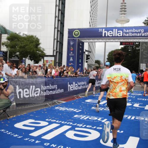 29.06.2025 - hella hamburg halbmarathon Michael Strokosch http://msf.ph/oto/8204435 29.06.2025 10:44:32 Ziel 1057, 4310, 4691, 7322, 8928, 12327, 12554, 14464, 14667, 16803, 17097, 17729, 18765, 18806 meine-sportfotos.de