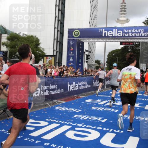 29.06.2025 - hella hamburg halbmarathon Michael Strokosch http://msf.ph/oto/8204446 29.06.2025 10:44:33 Ziel 1057, 3305, 4310, 4691, 7322, 8928, 12327, 12554, 14464, 14667, 15862, 16803, 17097, 17729, 18765, 18806 meine-sportfotos.de