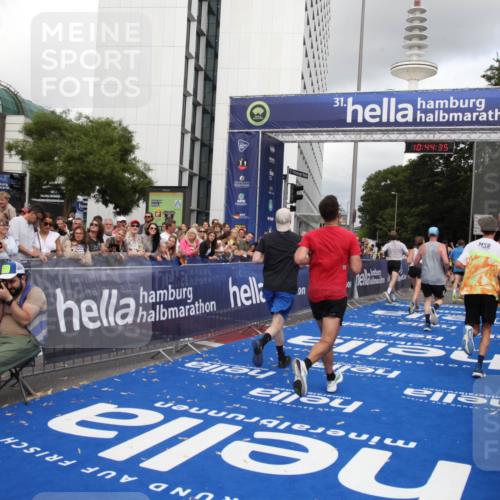 29.06.2025 - hella hamburg halbmarathon Michael Strokosch http://msf.ph/oto/8204467 29.06.2025 10:44:33 Ziel 1057, 3305, 4310, 4691, 7322, 8928, 12327, 12554, 14464, 14667, 15862, 16803, 17097, 17729, 18765, 18806 meine-sportfotos.de