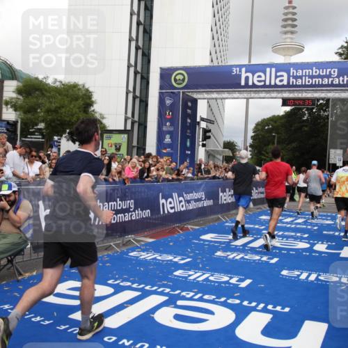 29.06.2025 - hella hamburg halbmarathon Michael Strokosch http://msf.ph/oto/8204485 29.06.2025 10:44:34 Ziel 1057, 1468, 3305, 4310, 4691, 7322, 7710, 8928, 12327, 12554, 14464, 14667, 15862, 17097, 17729, 18765, 18806 meine-sportfotos.de