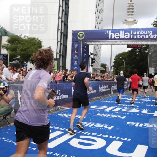 29.06.2025 - hella hamburg halbmarathon Michael Strokosch http://msf.ph/oto/8204492 29.06.2025 10:44:35 Ziel 1057, 1468, 2365, 2402, 3305, 4310, 4691, 5476, 6495, 7322, 7710, 8928, 12327, 12554, 14464, 14667, 15862, 17097, 17729, 18539, 18765 meine-sportfotos.de