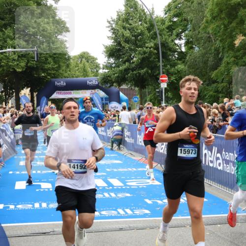 29.06.2025 - hella hamburg halbmarathon Zöllner http://msf.ph/oto/8204498 29.06.2025 10:48:18 Ziel 1914, 7599, 8916, 9770, 11211, 11467, 12685, 14192, 14797, 14814, 15590, 15629, 15735, 15973, 15981, 18963, 19127 meine-sportfotos.de