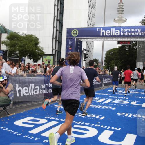 29.06.2025 - hella hamburg halbmarathon Michael Strokosch http://msf.ph/oto/8204504 29.06.2025 10:44:35 Ziel 1057, 1468, 2365, 2402, 3305, 4310, 4691, 5476, 6495, 7322, 7710, 8928, 12327, 12554, 14464, 14667, 15862, 17097, 17729, 18539, 18765 meine-sportfotos.de