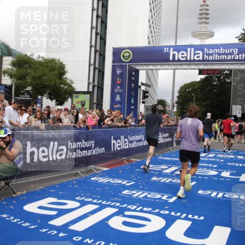 29.06.2025 - hella hamburg halbmarathon Michael Strokosch http://msf.ph/oto/8204512 29.06.2025 10:44:36 Ziel 1057, 1468, 2365, 2402, 3305, 5476, 6495, 7322, 7710, 8928, 12554, 12711, 14351, 14464, 14667, 14798, 15862, 17097, 17729, 18539, 18765 meine-sportfotos.de