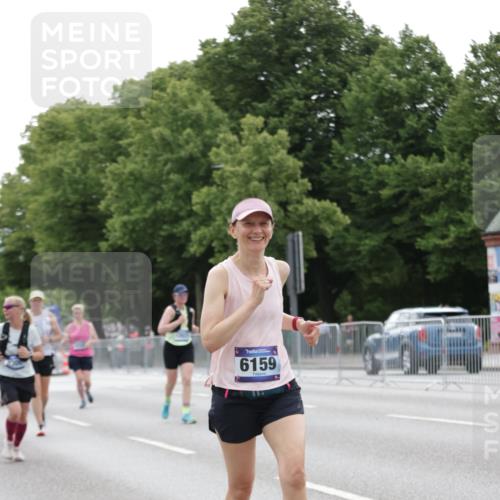 29.06.2025 - hella hamburg halbmarathon Jannik Wohlers http://msf.ph/oto/8204537 29.06.2025 10:25:49 Lombardsbrücke 3617, 4267, 4268, 4315, 6159, 8276, 8306, 8674, 8942, 11107, 11139, 12826, 12827, 14063, 14356, 14726, 17712, 19144 meine-sportfotos.de