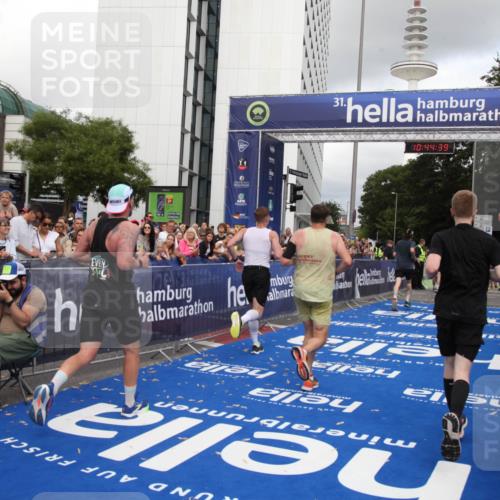29.06.2025 - hella hamburg halbmarathon Michael Strokosch http://msf.ph/oto/8204545 29.06.2025 10:44:38 Ziel 1468, 1782, 2365, 2402, 3305, 4991, 5476, 6490, 6495, 7322, 7710, 8928, 12554, 12711, 14351, 14464, 14798, 14816, 15862, 16224, 17097, 18107, 18464, 18539, 18560, 18765, 19206 meine-sportfotos.de