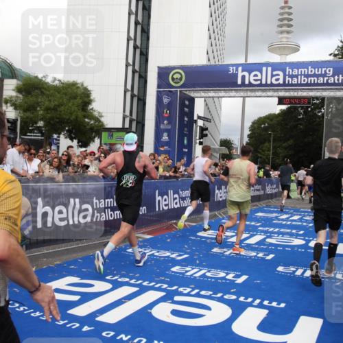 29.06.2025 - hella hamburg halbmarathon Michael Strokosch http://msf.ph/oto/8204585 29.06.2025 10:44:38 Ziel 1468, 1782, 2365, 2402, 3305, 4991, 5476, 6490, 6495, 7322, 7710, 8928, 12554, 12711, 14351, 14464, 14798, 14816, 15862, 16224, 17097, 18107, 18464, 18539, 18560, 18765, 19206 meine-sportfotos.de