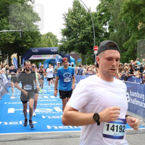29.06.2025 - hella hamburg halbmarathon Zöllner http://msf.ph/oto/8204590 29.06.2025 10:48:19 Ziel 7599, 8916, 9770, 11211, 11467, 12685, 14797, 14814, 15590, 15629, 15735, 15981, 18963, 19127 meine-sportfotos.de