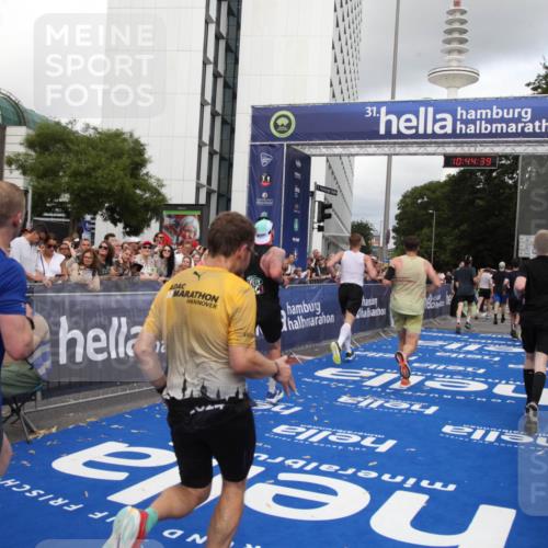 29.06.2025 - hella hamburg halbmarathon Michael Strokosch http://msf.ph/oto/8204591 29.06.2025 10:44:38 Ziel 1468, 1782, 2365, 2402, 3305, 4991, 5476, 6490, 6495, 7322, 7710, 8928, 12554, 12711, 14351, 14464, 14798, 14816, 15862, 16224, 17097, 18107, 18464, 18539, 18560, 18765, 19206 meine-sportfotos.de