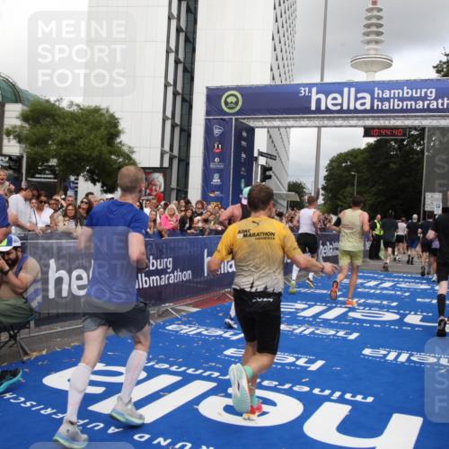 29.06.2025 - hella hamburg halbmarathon Michael Strokosch http://msf.ph/oto/8204633 29.06.2025 10:44:39 Ziel 1468, 1782, 2365, 2402, 3305, 4991, 5476, 6490, 6495, 7322, 7710, 10669, 12711, 14351, 14464, 14798, 14816, 15862, 16224, 17097, 18107, 18464, 18539, 18560, 18765, 18868, 19206 meine-sportfotos.de
