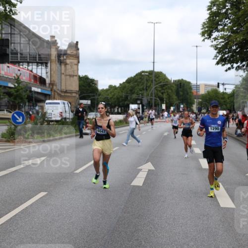 29.06.2025 - hella hamburg halbmarathon Yannick Fuchs http://msf.ph/oto/8204639 29.06.2025 10:32:12 20KM 1290, 1505, 2196, 2404, 3790, 5042, 5791, 5923, 6047, 6458, 9017, 9944, 10190, 10451, 10922, 11106, 11423, 12739, 12900, 13148, 13372, 15410, 16992, 17137, 18103, 18159, 18193, 18216, 18357, 18986 meine-sportfotos.de