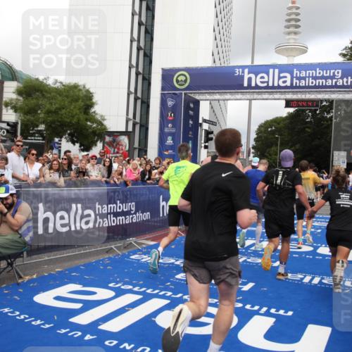 29.06.2025 - hella hamburg halbmarathon Michael Strokosch http://msf.ph/oto/8204707 29.06.2025 10:44:40 Ziel 1468, 1782, 2365, 2402, 3305, 4991, 5476, 6490, 6495, 7322, 7710, 10669, 12711, 14351, 14798, 14816, 15862, 16224, 17097, 18107, 18464, 18539, 18560, 18765, 18868, 19206 meine-sportfotos.de
