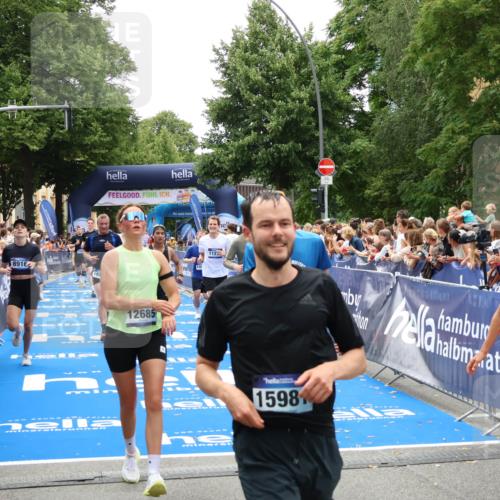 29.06.2025 - hella hamburg halbmarathon Zöllner http://msf.ph/oto/8204710 29.06.2025 10:48:20 Ziel 7367, 7599, 8916, 9770, 11211, 11467, 12685, 14797, 14814, 15590, 15629, 15735, 15981, 17982, 18963, 19127 meine-sportfotos.de