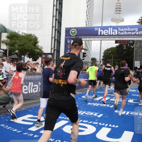 29.06.2025 - hella hamburg halbmarathon Michael Strokosch http://msf.ph/oto/8204747 29.06.2025 10:44:41 Ziel 1468, 1782, 2365, 2402, 3305, 4991, 5476, 6490, 6495, 7710, 10669, 12711, 14351, 14798, 14816, 15862, 16224, 17097, 18107, 18437, 18464, 18539, 18560, 18868, 19206 meine-sportfotos.de