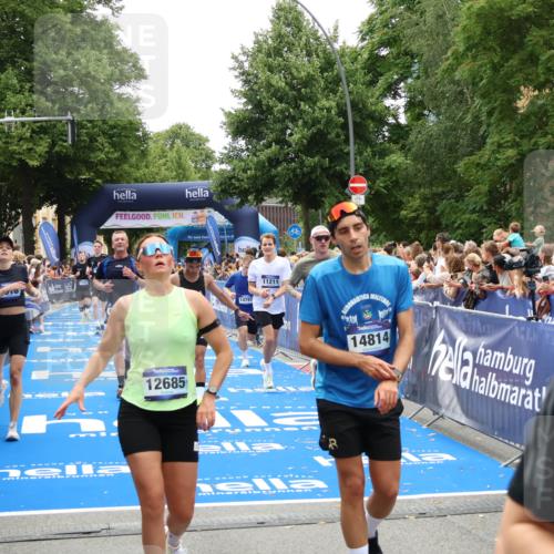 29.06.2025 - hella hamburg halbmarathon Zöllner http://msf.ph/oto/8204775 29.06.2025 10:48:21 Ziel 1537, 5129, 7367, 7599, 8916, 9770, 11211, 11467, 14797, 15629, 15735, 17745, 17982, 18963, 19127 meine-sportfotos.de