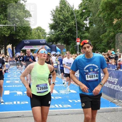 29.06.2025 - hella hamburg halbmarathon Zöllner http://msf.ph/oto/8204830 29.06.2025 10:48:22 Ziel 1537, 5129, 5528, 6923, 7367, 7599, 8216, 8916, 9770, 11211, 11467, 14797, 15629, 15735, 17745, 17982, 18963, 19127 meine-sportfotos.de