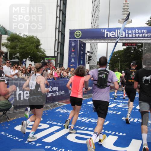 29.06.2025 - hella hamburg halbmarathon Michael Strokosch http://msf.ph/oto/8204840 29.06.2025 10:44:42 Ziel 1468, 1782, 2365, 2402, 3305, 4991, 5476, 6490, 6495, 7710, 10669, 12711, 14351, 14798, 14816, 15862, 16224, 18107, 18437, 18464, 18539, 18560, 18868, 19206 meine-sportfotos.de