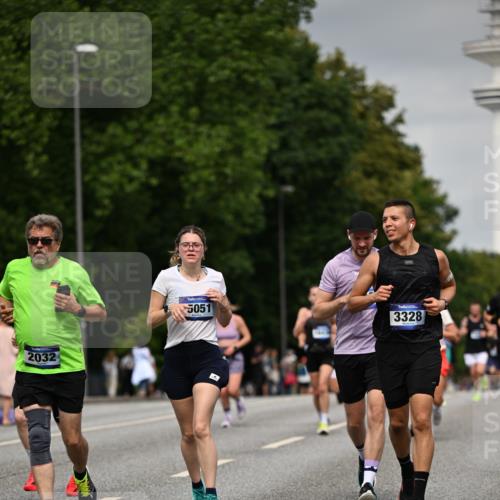 29.06.2025 - hella hamburg halbmarathon Dr. Thomas Lammeyer http://msf.ph/oto/8204845 29.06.2025 10:11:59 Kennedybrücke 1079, 1173, 1427, 1893, 2032, 2136, 3328, 3922, 3929, 4228, 5899, 6196, 7019, 7476, 7760, 9338 meine-sportfotos.de