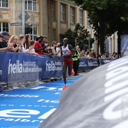 29.06.2025 - hella hamburg halbmarathon Strokosch-Dieckow http://msf.ph/oto/8204916 29.06.2025 10:11:57 Ziel 36 meine-sportfotos.de