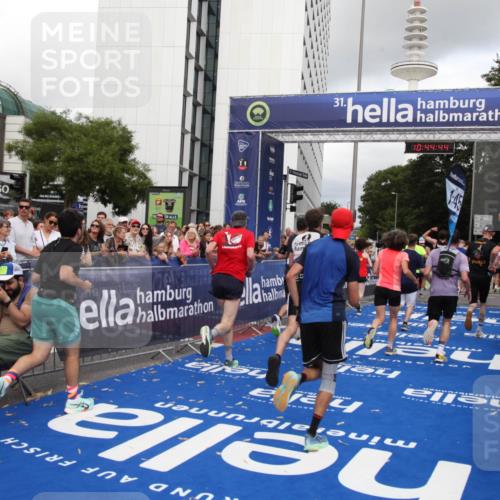 29.06.2025 - hella hamburg halbmarathon Michael Strokosch http://msf.ph/oto/8204948 29.06.2025 10:44:43 Ziel 1468, 1782, 2365, 2402, 4991, 5476, 6490, 6495, 7710, 10669, 12711, 14351, 14798, 14816, 15185, 15233, 16224, 18107, 18437, 18464, 18539, 18560, 18868, 19206 meine-sportfotos.de