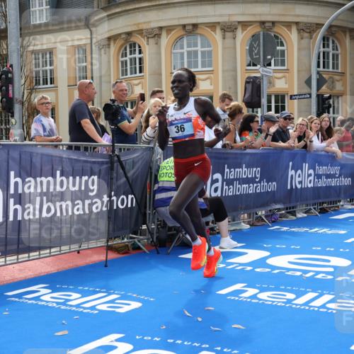 29.06.2025 - hella hamburg halbmarathon Strokosch-Dieckow http://msf.ph/oto/8204963 29.06.2025 10:11:58 Ziel 36 meine-sportfotos.de
