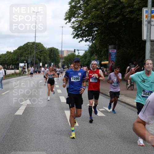 29.06.2025 - hella hamburg halbmarathon Yannick Fuchs http://msf.ph/oto/8204979 29.06.2025 10:32:12 20KM 1290, 1505, 2196, 2404, 3790, 5042, 5791, 5923, 6047, 6458, 9017, 9944, 10190, 10451, 10922, 11106, 11423, 12739, 12900, 13148, 13372, 15410, 16992, 17137, 18103, 18159, 18193, 18216, 18357, 18986 meine-sportfotos.de