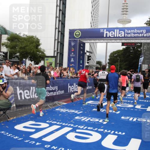 29.06.2025 - hella hamburg halbmarathon Michael Strokosch http://msf.ph/oto/8204994 29.06.2025 10:44:43 Ziel 1468, 1782, 2365, 2402, 4991, 5476, 6490, 6495, 7710, 10669, 12711, 14351, 14798, 14816, 15185, 15233, 16224, 18107, 18437, 18464, 18539, 18560, 18868, 19206 meine-sportfotos.de