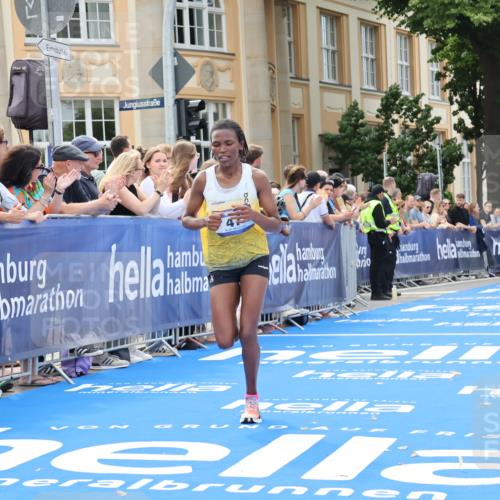 29.06.2025 - hella hamburg halbmarathon Strokosch-Dieckow http://msf.ph/oto/8205013 29.06.2025 10:12:20 Ziel 39, 47 meine-sportfotos.de