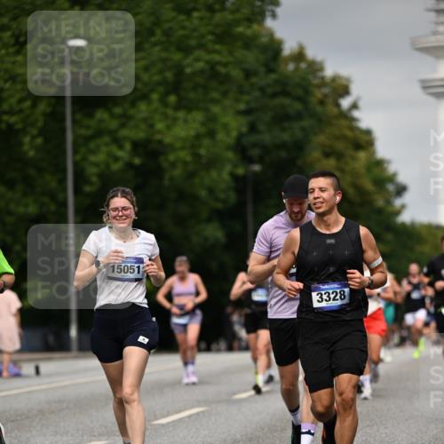 29.06.2025 - hella hamburg halbmarathon Dr. Thomas Lammeyer http://msf.ph/oto/8205017 29.06.2025 10:12:00 Kennedybrücke 1079, 1173, 1427, 1893, 2032, 2136, 3328, 3922, 3929, 4228, 5899, 6100, 6196, 7019, 7476, 7760, 9338 meine-sportfotos.de