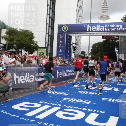 29.06.2025 - hella hamburg halbmarathon Michael Strokosch http://msf.ph/oto/8205037 29.06.2025 10:44:44 Ziel 1782, 2365, 2402, 4991, 5476, 6490, 6495, 10669, 12711, 14351, 14798, 14816, 15185, 15233, 16224, 17251, 18107, 18437, 18464, 18539, 18560, 18868, 19206 meine-sportfotos.de