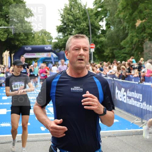 29.06.2025 - hella hamburg halbmarathon Zöllner http://msf.ph/oto/8205040 29.06.2025 10:48:24 Ziel 1537, 3747, 5129, 5362, 5528, 6081, 6923, 7367, 8216, 9770, 11467, 12549, 14797, 15735, 17745, 17982, 18963 meine-sportfotos.de