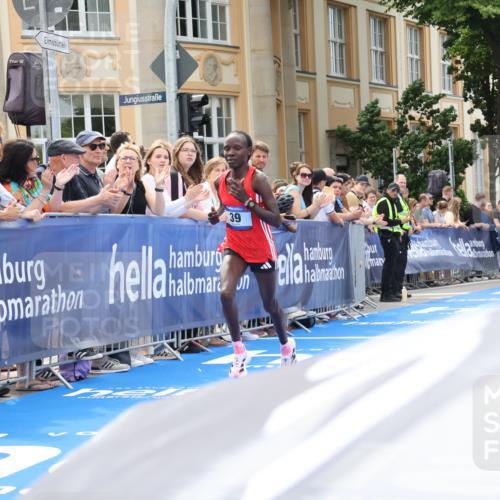 29.06.2025 - hella hamburg halbmarathon Strokosch-Dieckow http://msf.ph/oto/8205069 29.06.2025 10:12:23 Ziel 39, 47 meine-sportfotos.de