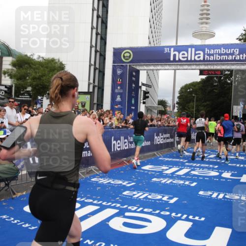29.06.2025 - hella hamburg halbmarathon Michael Strokosch http://msf.ph/oto/8205073 29.06.2025 10:44:44 Ziel 1782, 2365, 2402, 4991, 5476, 6490, 6495, 10669, 12711, 14351, 14798, 14816, 15185, 15233, 16224, 17251, 18107, 18437, 18464, 18539, 18560, 18868, 19206 meine-sportfotos.de