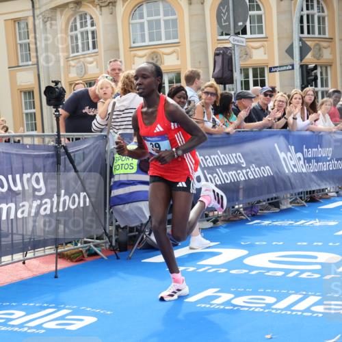 29.06.2025 - hella hamburg halbmarathon Strokosch-Dieckow http://msf.ph/oto/8205102 29.06.2025 10:12:24 Ziel 39, 47 meine-sportfotos.de