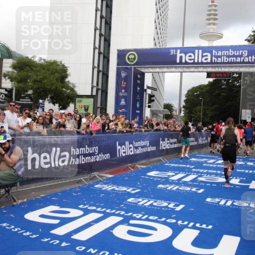 29.06.2025 - hella hamburg halbmarathon Michael Strokosch http://msf.ph/oto/8205177 29.06.2025 10:44:46 Ziel 1782, 2970, 4270, 4991, 6490, 10669, 14816, 15185, 15233, 16224, 17251, 18107, 18437, 18464, 18560, 18868, 19206 meine-sportfotos.de