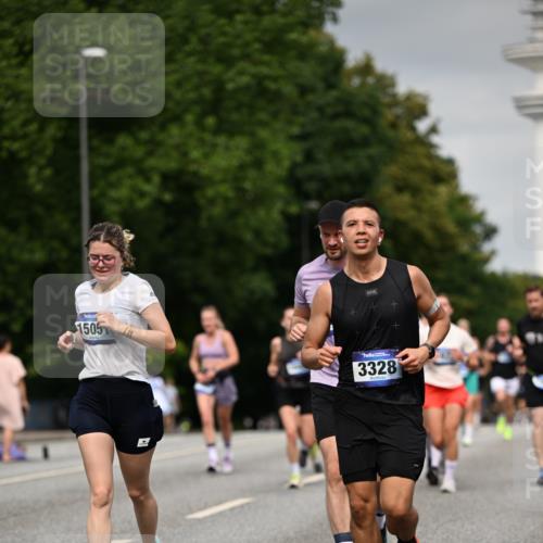 29.06.2025 - hella hamburg halbmarathon Dr. Thomas Lammeyer http://msf.ph/oto/8205208 29.06.2025 10:12:00 Kennedybrücke 1079, 1173, 1427, 1893, 2032, 2136, 3328, 3922, 3929, 4228, 5899, 6100, 6196, 7019, 7476, 7760, 9338 meine-sportfotos.de