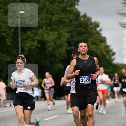 29.06.2025 - hella hamburg halbmarathon Dr. Thomas Lammeyer http://msf.ph/oto/8205224 29.06.2025 10:12:01 Kennedybrücke 1079, 1173, 1427, 1893, 2032, 2136, 3328, 3922, 3929, 4228, 5899, 6100, 6196, 7019, 7476, 7760, 9338 meine-sportfotos.de