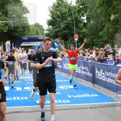 29.06.2025 - hella hamburg halbmarathon Zöllner http://msf.ph/oto/8205232 29.06.2025 10:48:28 Ziel 1537, 3747, 5129, 5362, 5528, 6081, 6923, 7367, 8216, 9262, 11451, 12549, 12840, 13962, 14990, 17745, 17855, 17982, 18790, 18923 meine-sportfotos.de